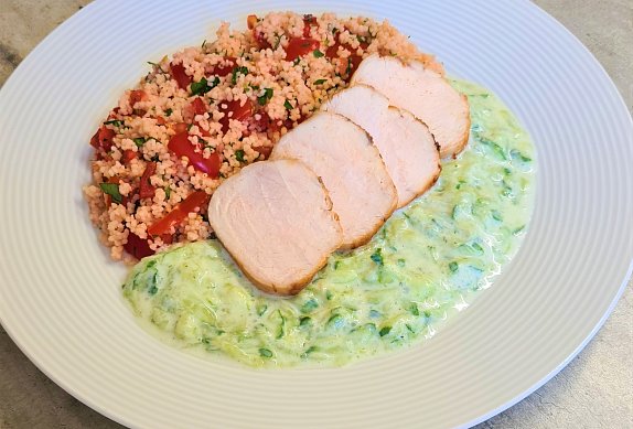 Salát a la Tabouleh s pečeným kuřecím prsem a tzatziki