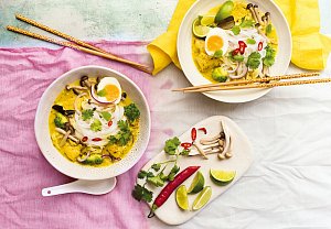 Laksa s krůtou a brokolicí