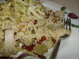 Bulgur s květákem, sušenými rajčaty a lněným semínkem